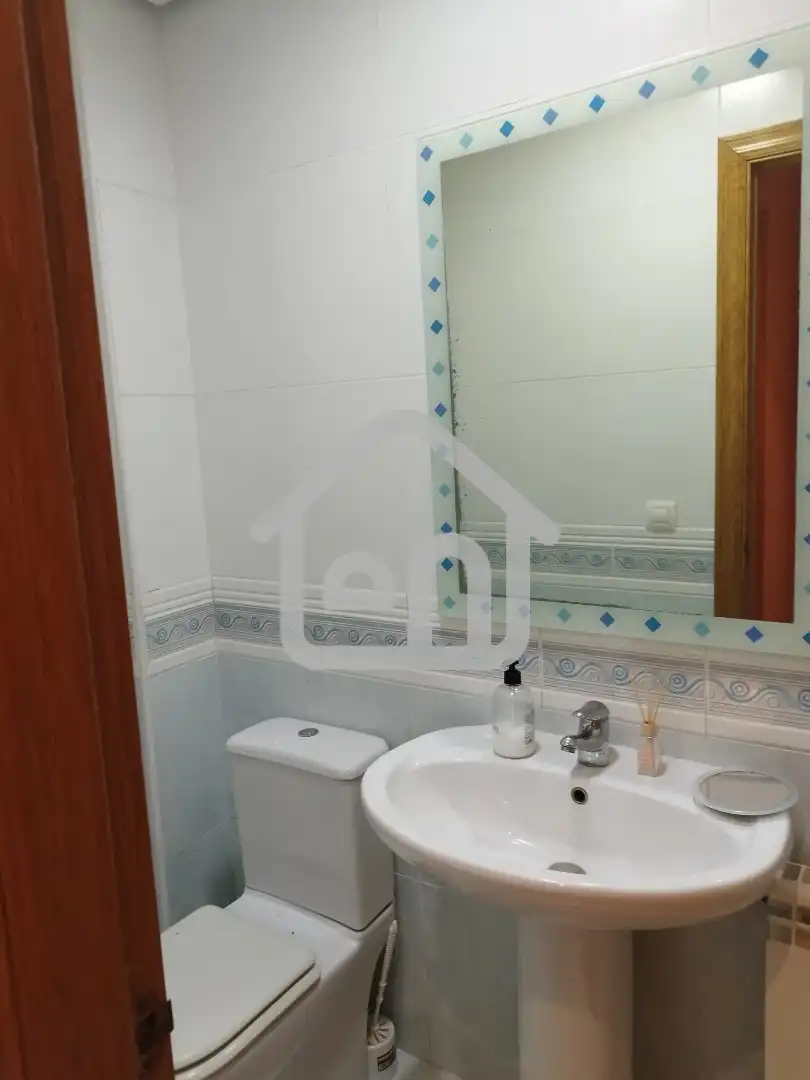 Badezimmer von Einfamilien-Reihenhaus zum Verkauf in Requena mit Klimaanlage und Balkon