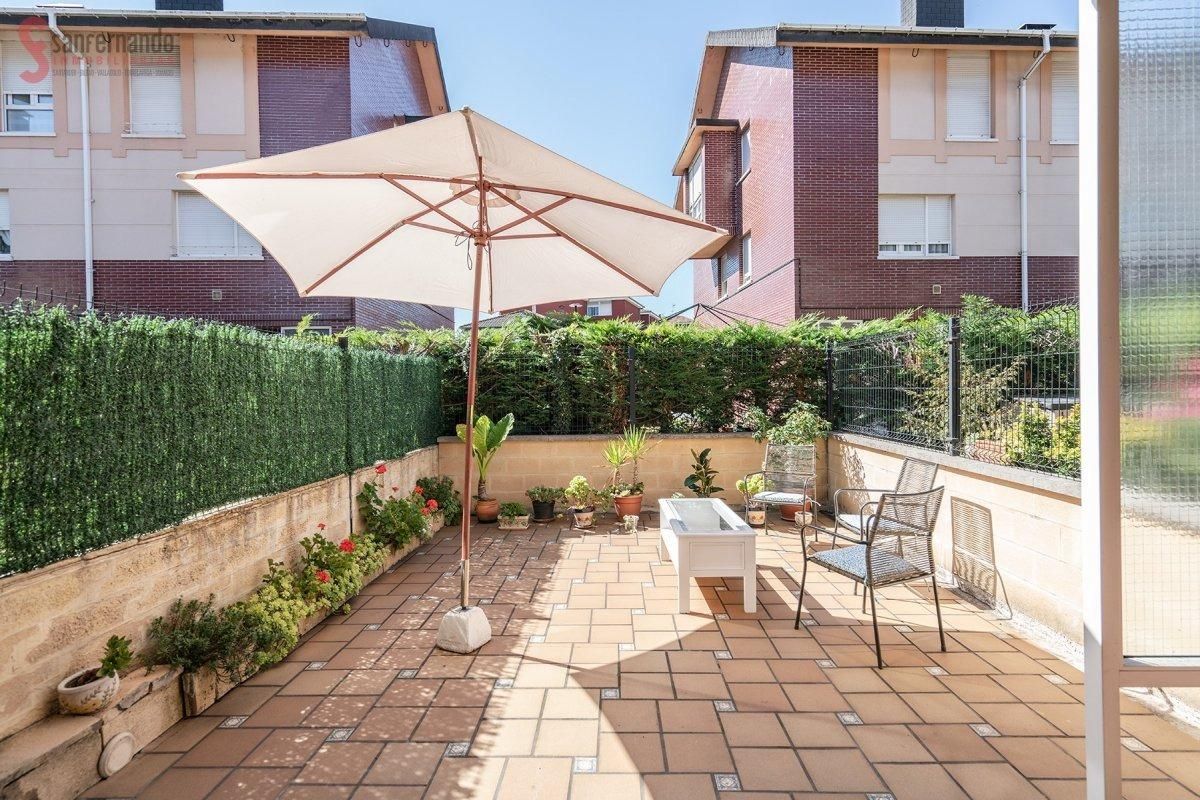 Terrassa de Casa adosada en venda en Los Corrales de Buelna  amb Calefacció i Jardí privat