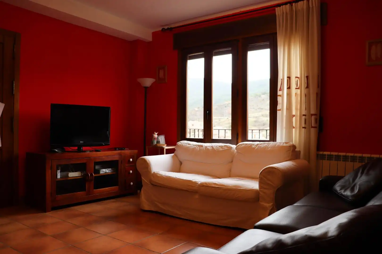 Sala de estar de Piso en venta en Camarena de la Sierra con Calefacción, Trastero y Amueblado