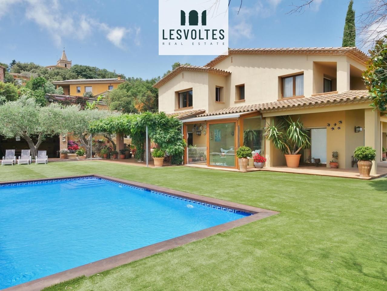 Vista exterior de Casa o xalet en venda en Mont-ras amb Aire condicionat, Calefacció i Jardí privat