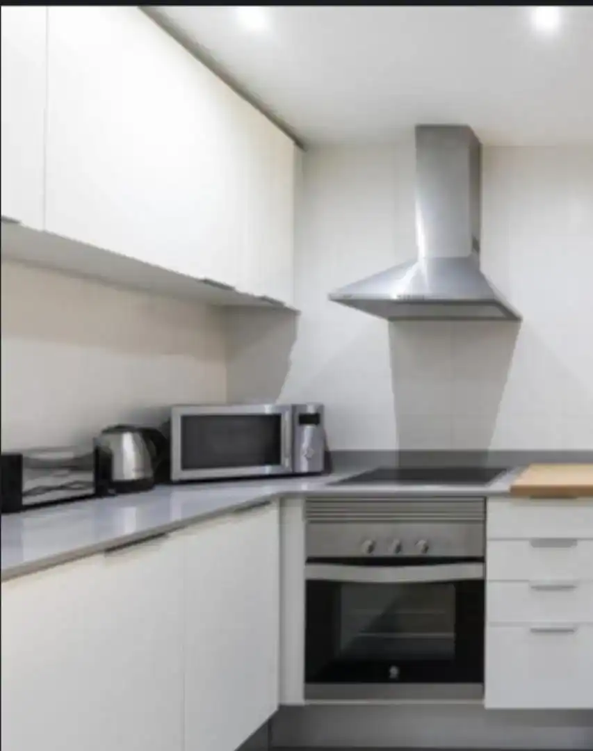 Küche von Wohnung zur untervermieten in Telde mit Waschmaschine, Mikrowelle und Fernseher