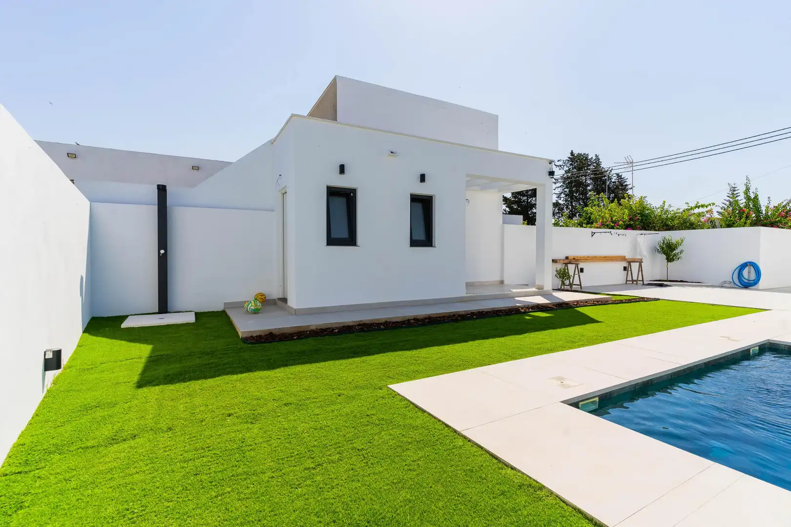 Vista exterior de Casa o chalet en venta en Chiclana de la Frontera con Jardín privado, Terraza y Piscina