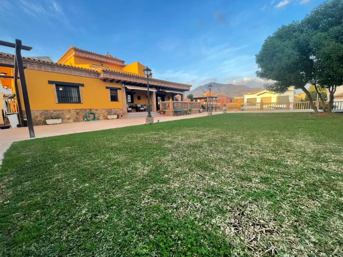 Vista exterior de Casa o chalet en venta en Fuengirola con Aire acondicionado, Jardín privado y Parquet