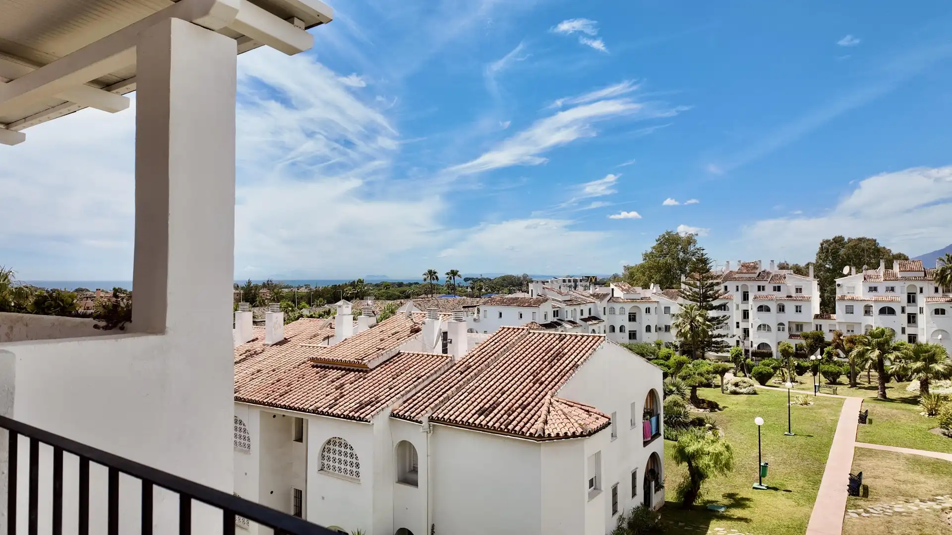 Vista exterior de Ático en venta en Estepona con Jardín privado y Piscina comunitaria