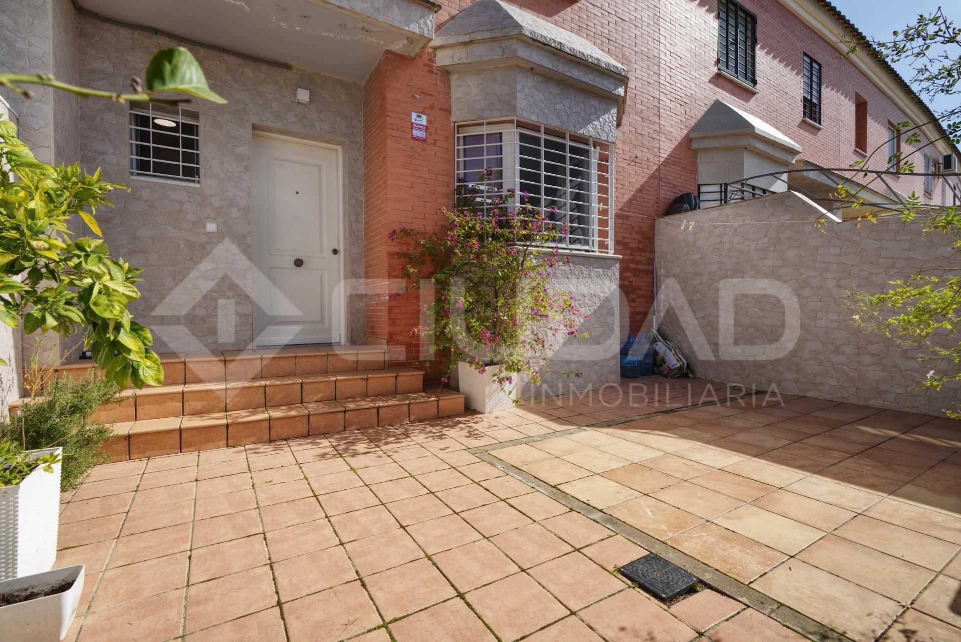 Vista exterior de Casa adosada en venta en Coria del Río con Aire acondicionado, Jardín privado y Terraza