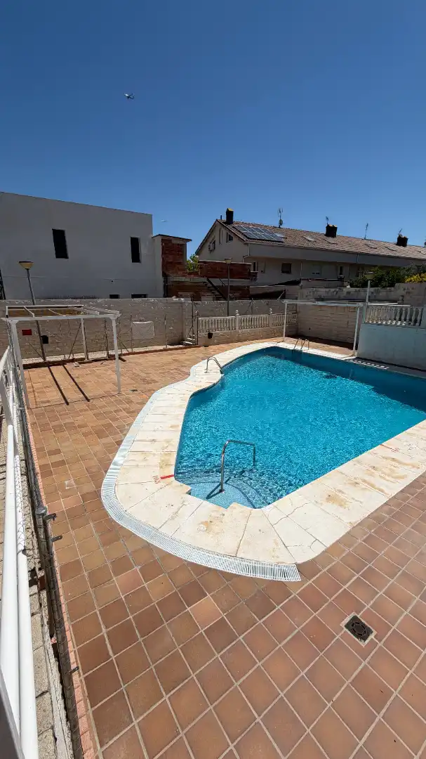 Piscina de Casa o chalet en venta en Velilla de San Antonio con Aire acondicionado, Calefacción y Jardín privado