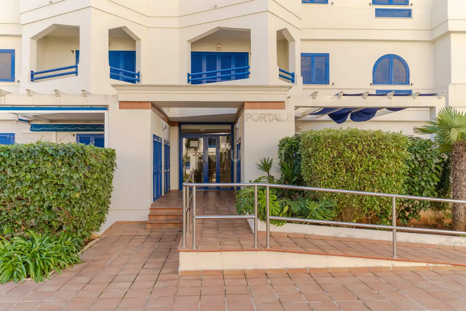 Außenansicht von Wohnung zum Verkauf in Manilva mit Privatgarten, Abstellraum und Gemeinschaftspool