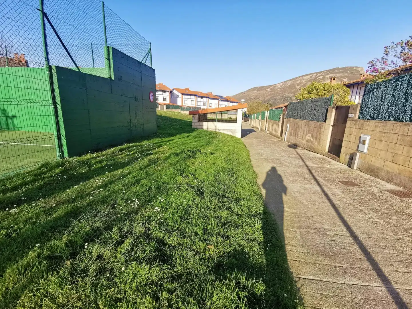 Vista exterior de Casa adosada en venta en Castro-Urdiales con Calefacción, Jardín privado y Amueblado