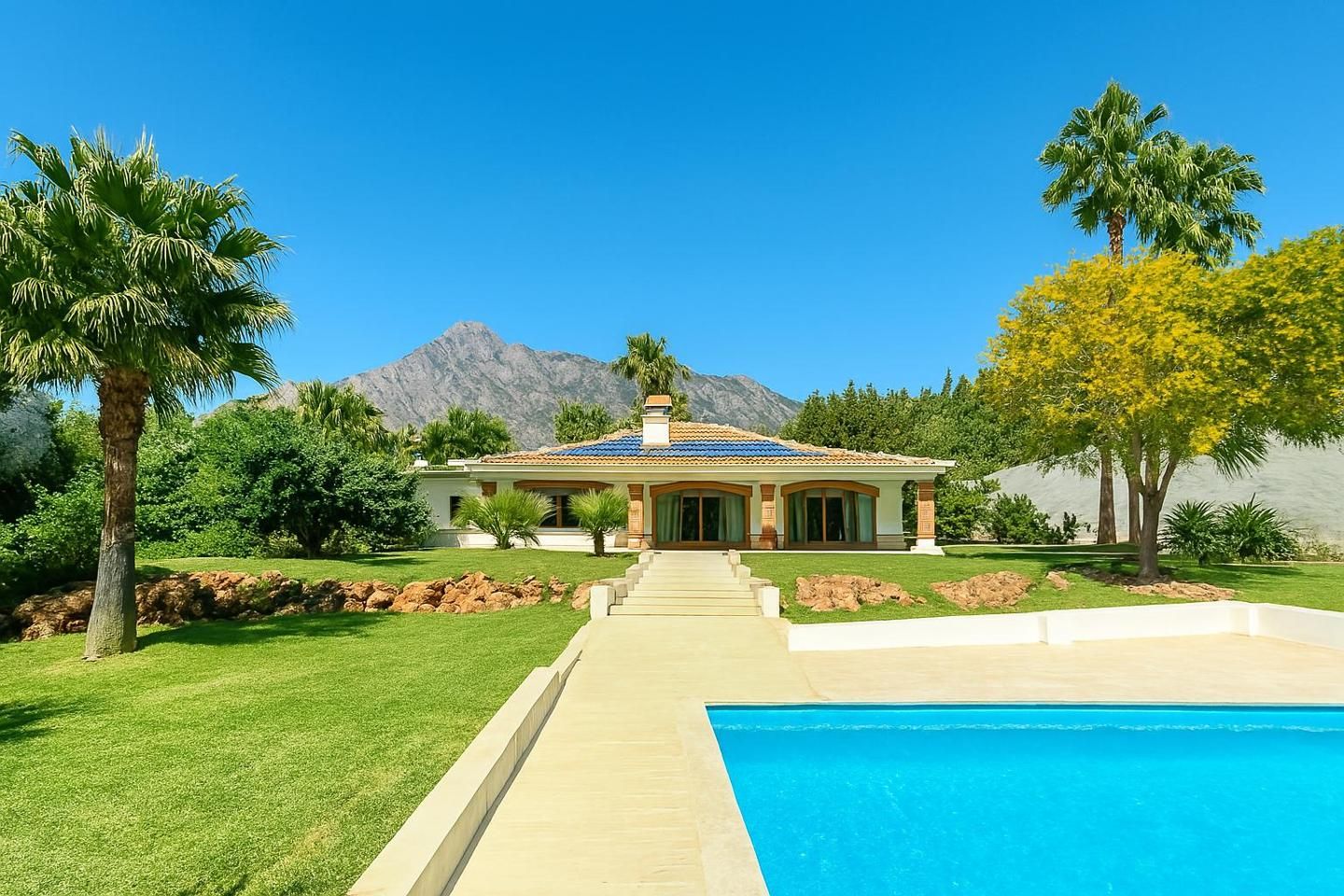 Vista exterior de Casa o xalet en venda en Marbella amb Aire condicionat, Jardí privat i Terrassa