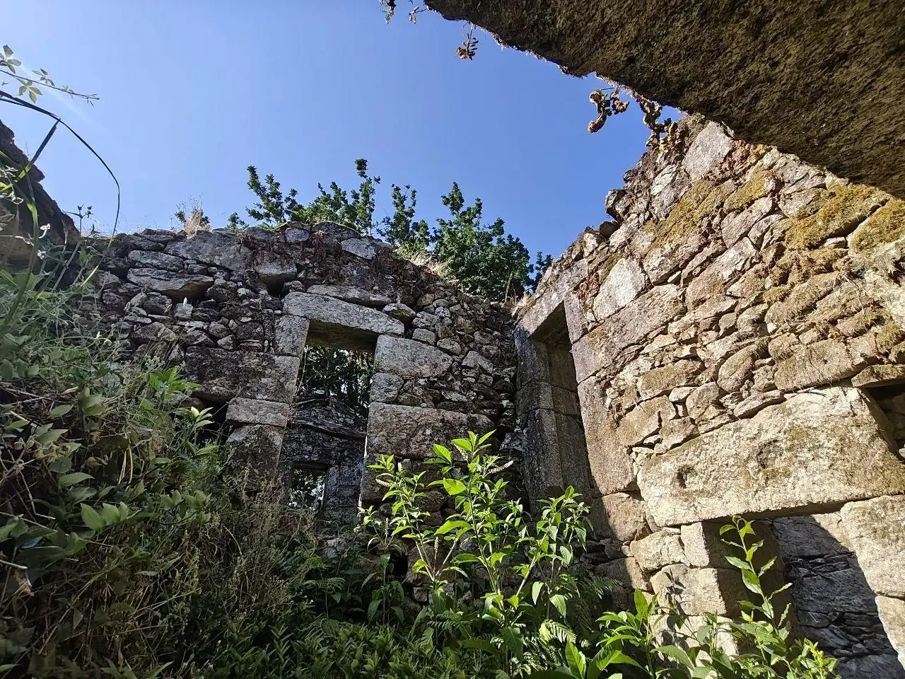 Vista exterior de Finca rústica en venda en Redondela amb Calefacció i Jardí privat
