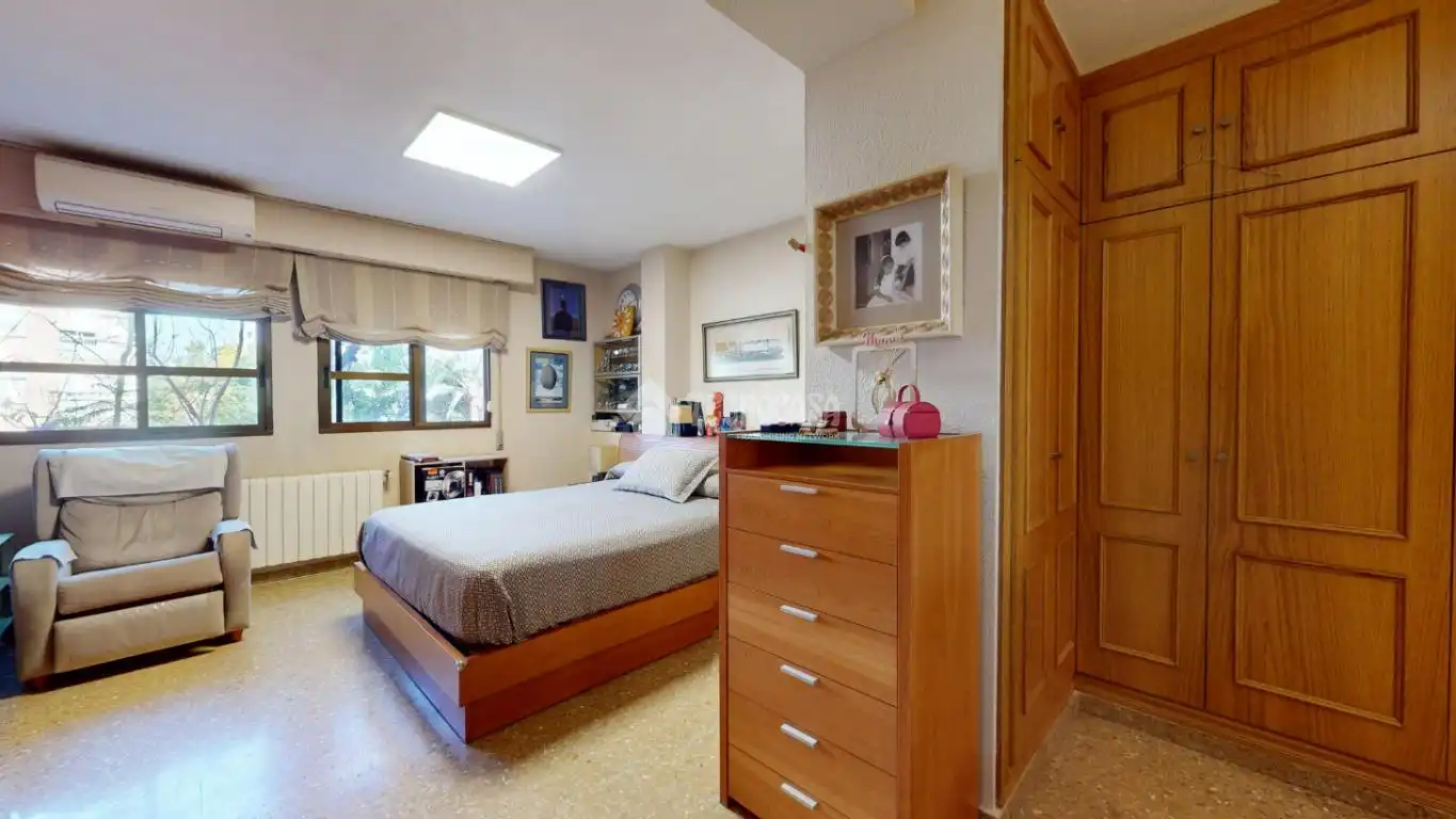 Bedroom of Flat for sale in Valencia  with Air Conditioner, Heating and Balcony