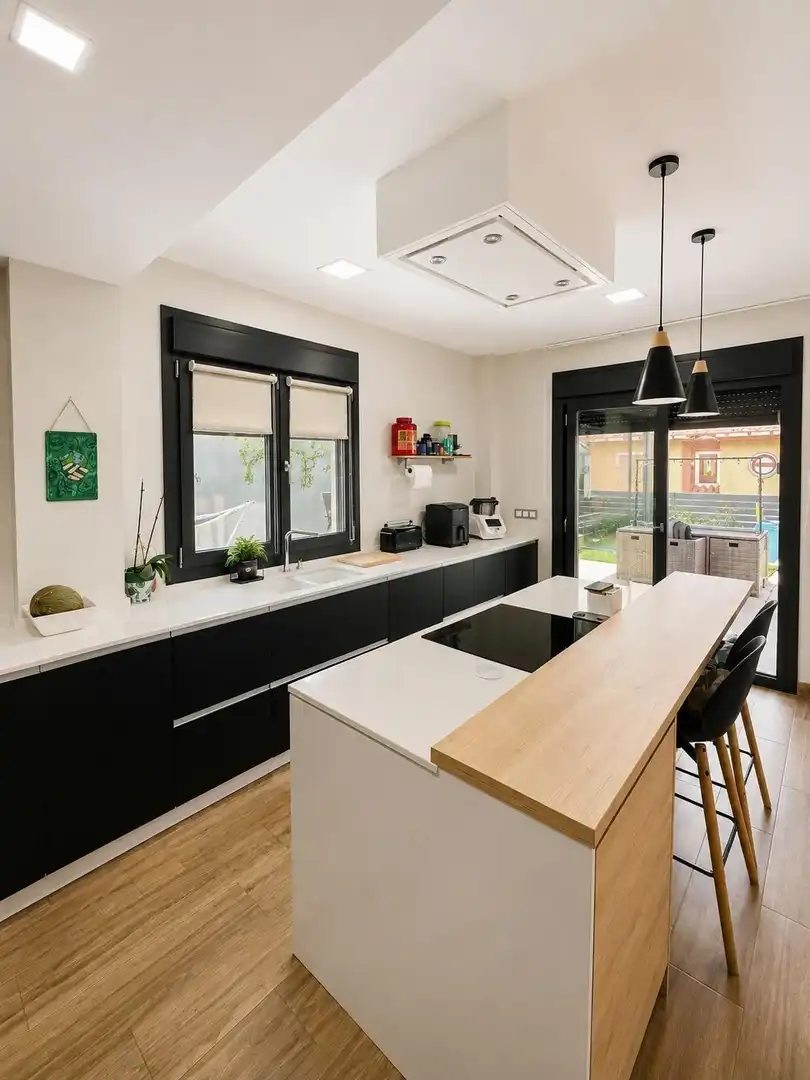 Cocina de Casa o chalet en venta en Málaga con Aire acondicionado, Calefacción y Jardín privado