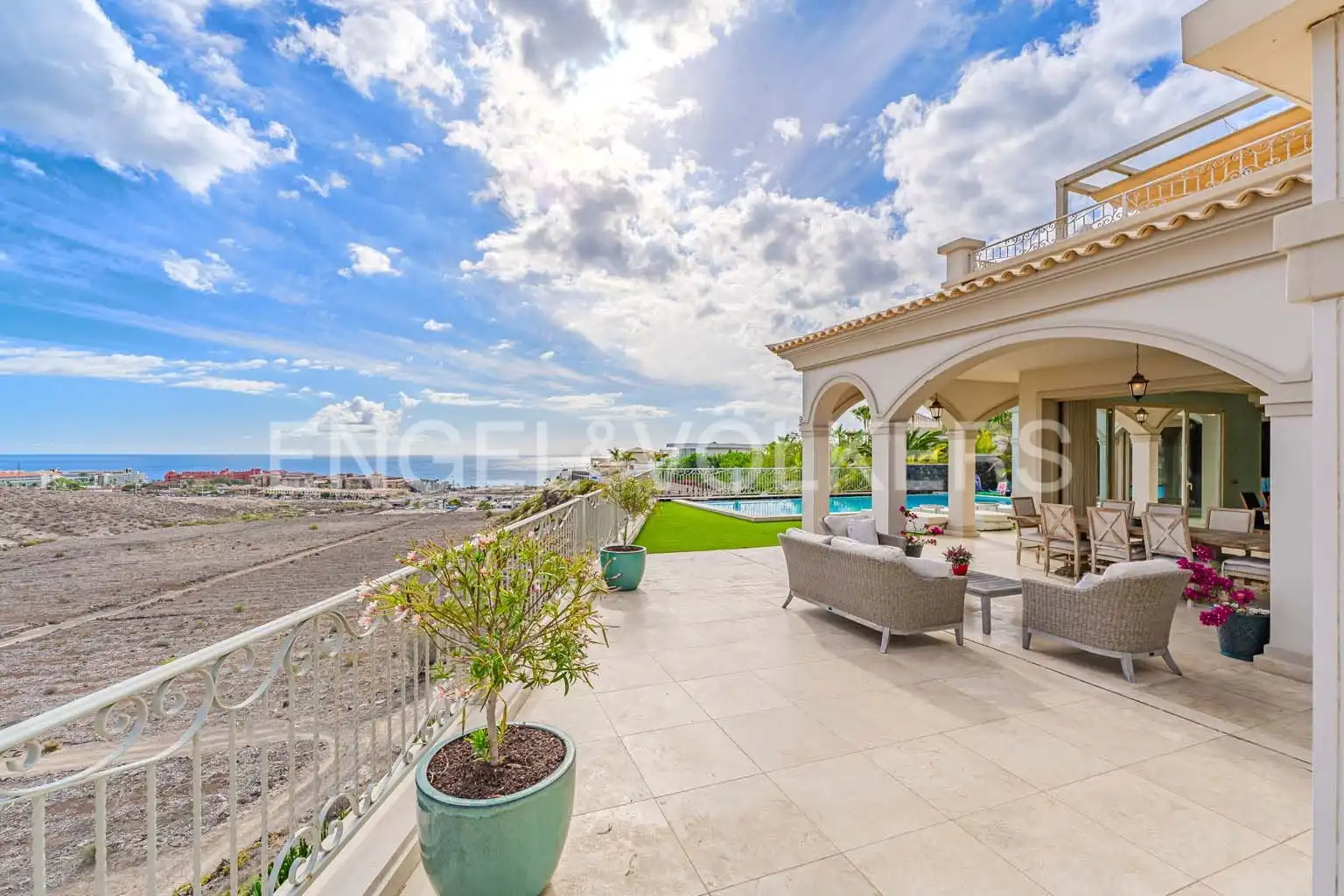 Vista exterior de Casa o xalet en venda en Adeje amb Aire condicionat, Terrassa i Piscina