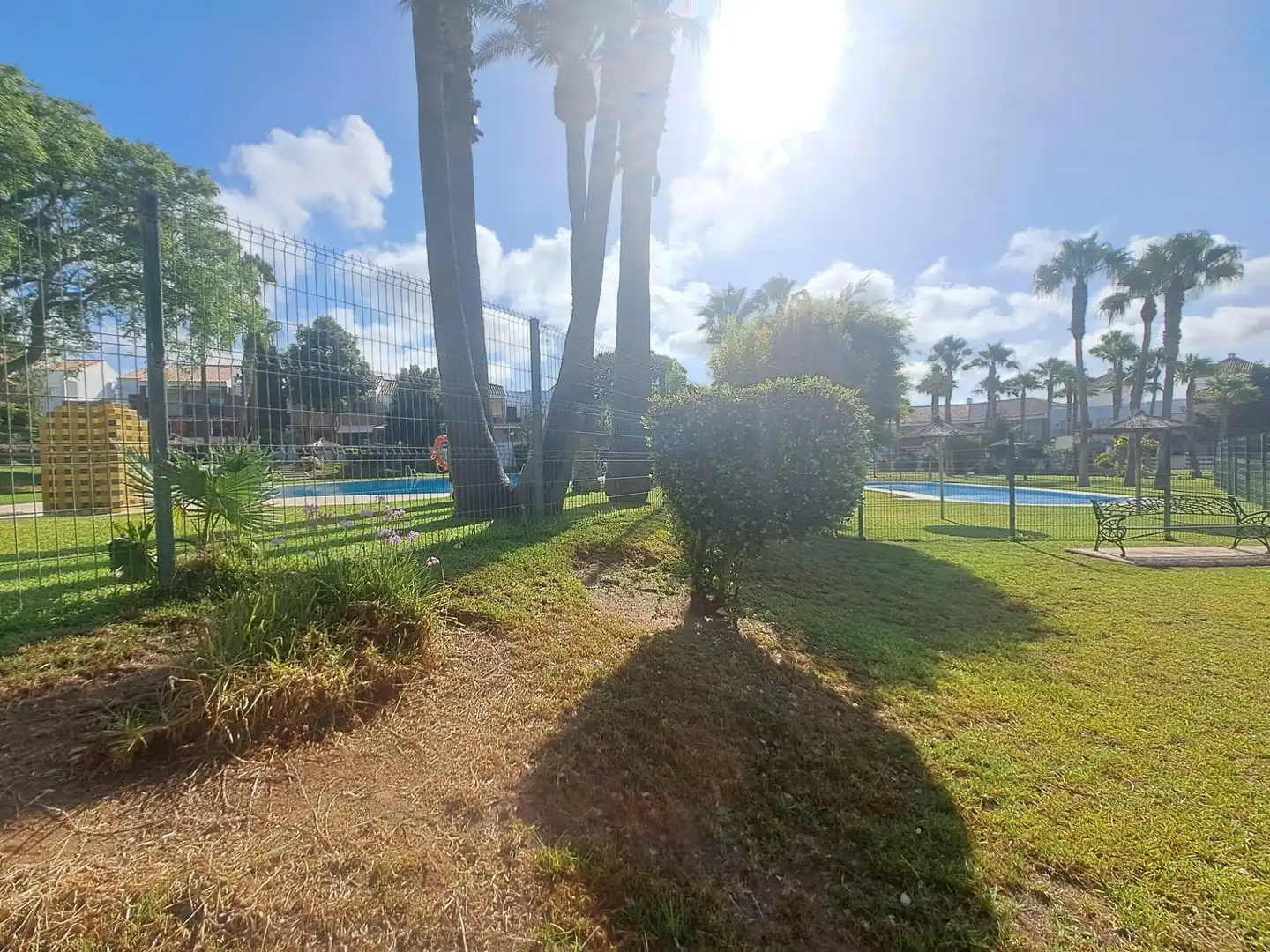 Piscina de Casa adosada en venda en Chiclana de la Frontera amb Aire condicionat, Calefacció i Jardí privat