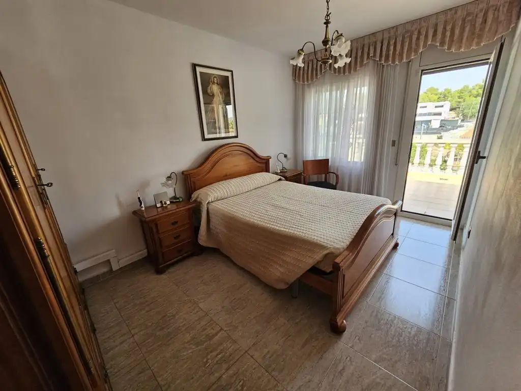 Schlafzimmer von Einfamilien-Reihenhaus zum Verkauf in Calafell mit Klimaanlage, Heizung und Privatgarten