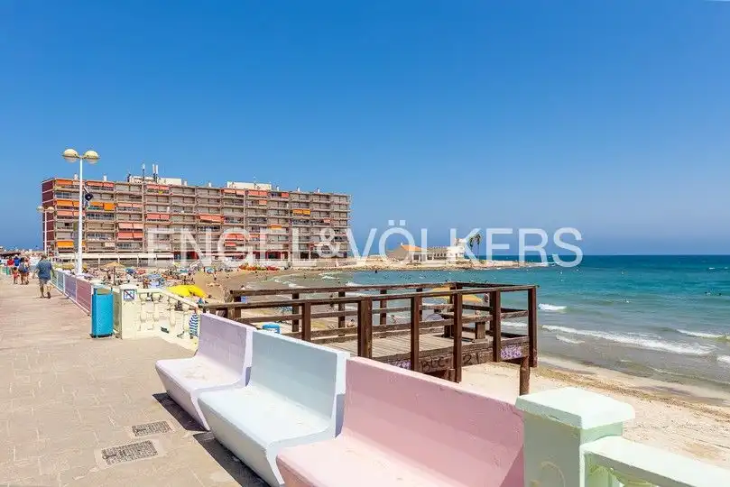 Vista exterior de Loft en venda en Torrevieja amb Aire condicionat, Calefacció i Terrassa