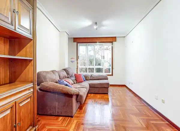 Sala d'estar de Pis en venda en Vigo  amb Calefacció, Parquet i Traster