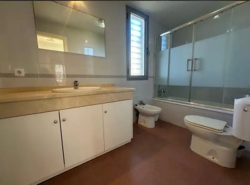 Badezimmer von Einfamilien-Reihenhaus zum Verkauf in Fuengirola mit Terrasse, Schwimmbad und Gemeinschaftspool