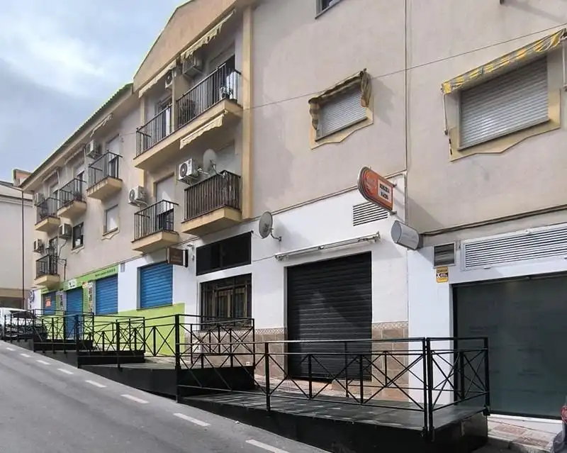 Locale commerciale in vendita a La Zubia Ciudad