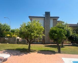 Vista exterior de Casa o xalet en venda en Castrillón amb Calefacció, Jardí privat i Parquet