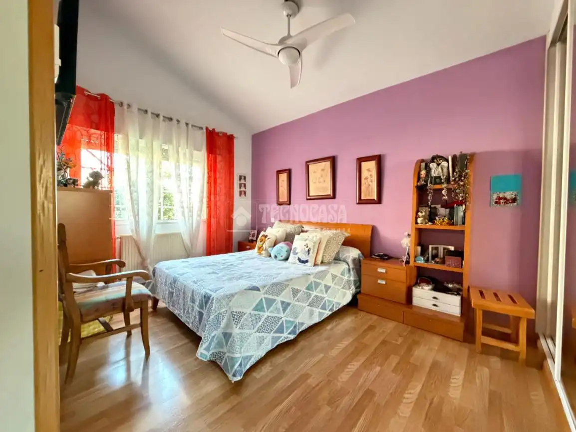 Dormitori de Casa adosada en venda en Velilla de San Antonio amb Aire condicionat, Calefacció i Jardí privat