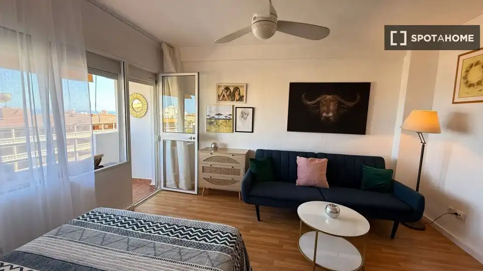Dormitori de Apartament per a compartir en Torremolinos amb Aire condicionat, Calefacció i Terrassa
