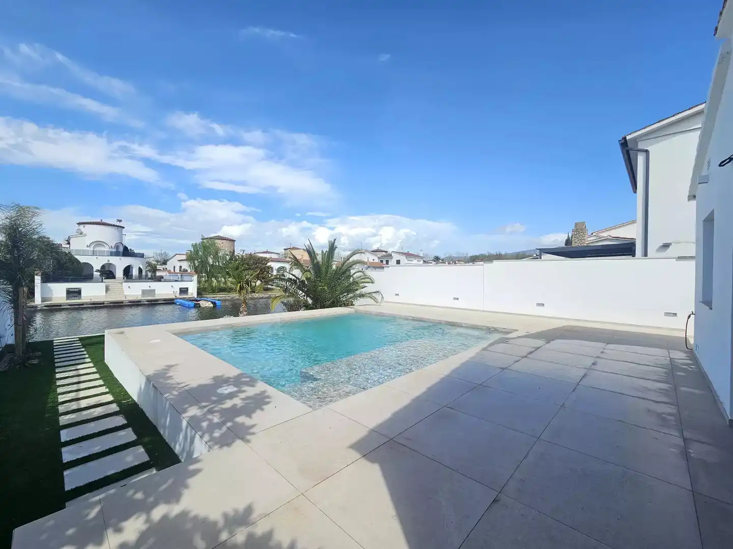 Piscina de Casa o xalet en venda en Empuriabrava amb Aire condicionat, Calefacció i Jardí privat
