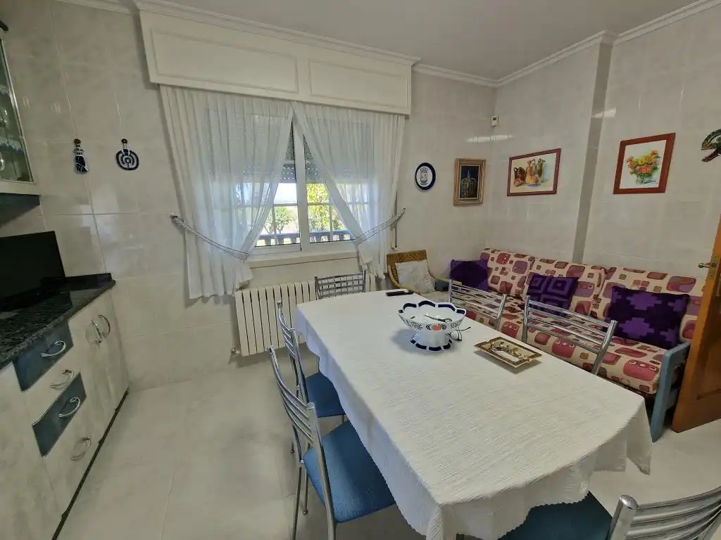 Habitación de Casa o chalet en venta en Ourense Capital  con Calefacción, Jardín privado y Parquet