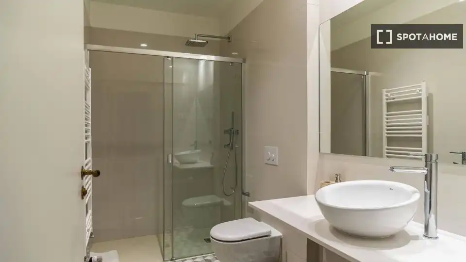 Baño de Piso de alquiler en Barcelona con Aire acondicionado, Calefacción y Amueblado