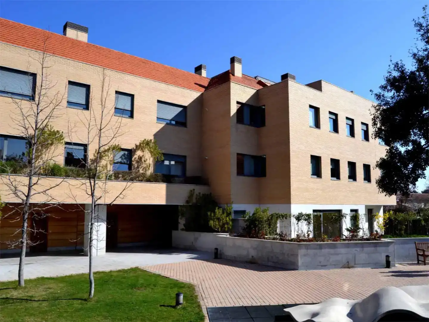 Vista exterior de Àtic en venda en La Moraleja amb Aire condicionat i Piscina