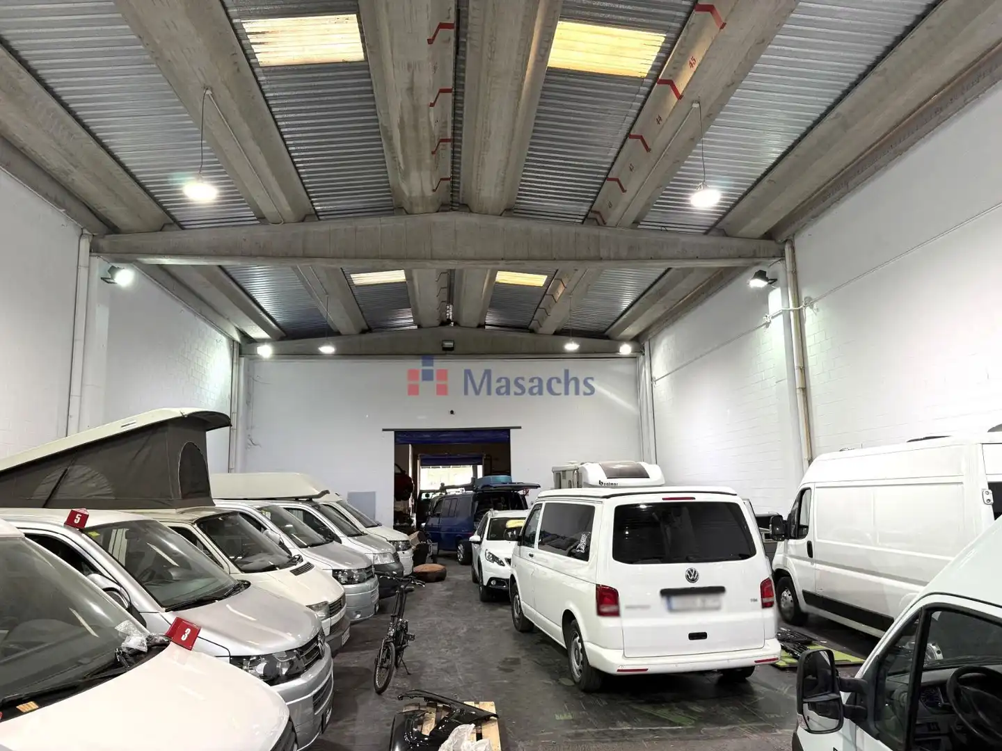 Parkplatz von Fabrikhallen zur Miete in Terrassa