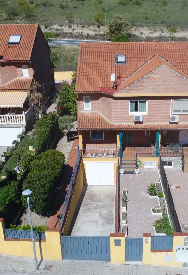 Außenansicht von Haus oder Chalet zum Verkauf in Villalbilla mit Klimaanlage, Heizung und Privatgarten