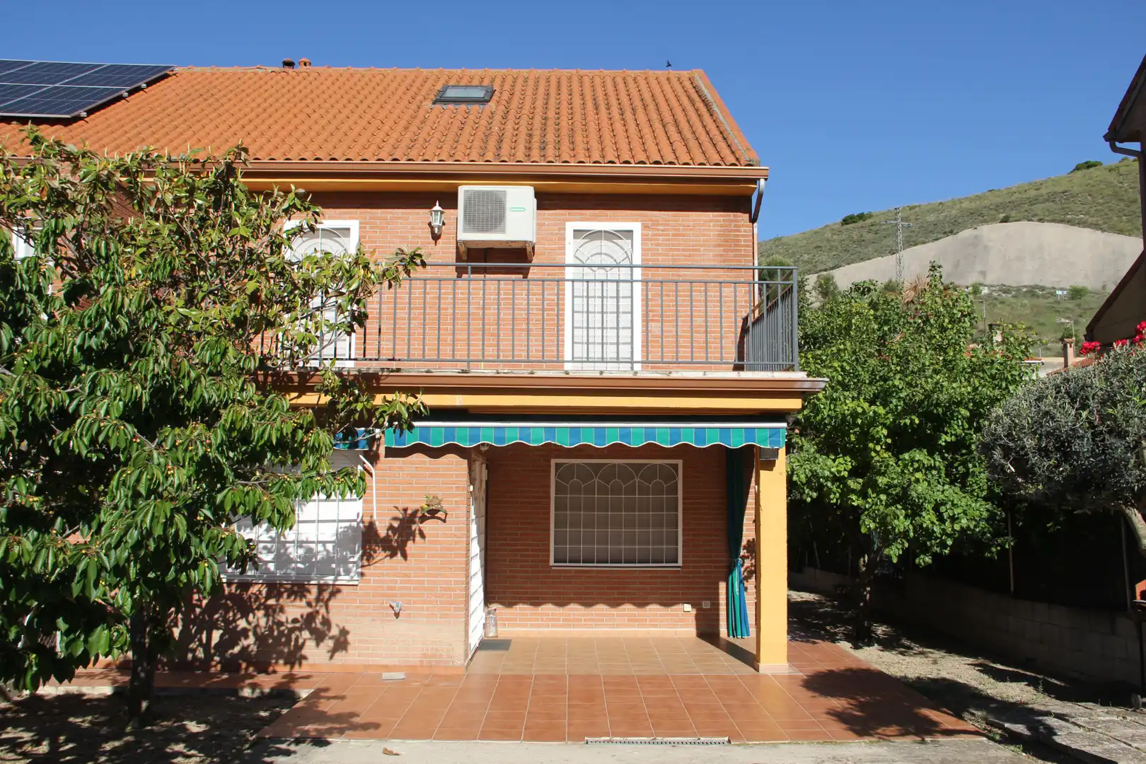 Außenansicht von Haus oder Chalet zum Verkauf in Villalbilla mit Klimaanlage, Heizung und Privatgarten