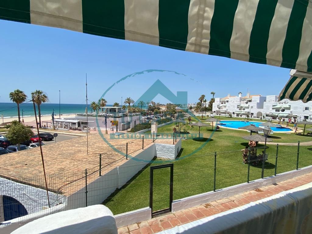 Vista exterior de Apartament de lloguer en Chiclana de la Frontera amb Jardí privat i Piscina comunitària