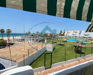 Vista exterior de Apartament de lloguer en Chiclana de la Frontera amb Jardí privat i Piscina comunitària