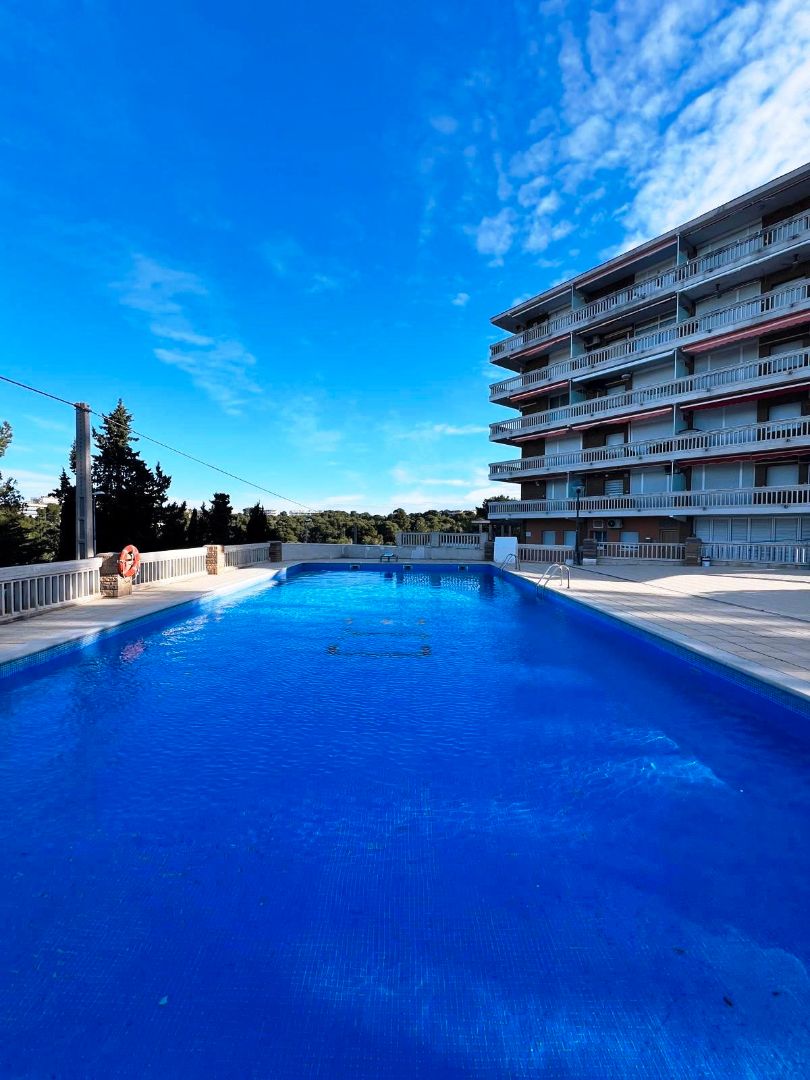 Piscina de Apartament en venda en Salou amb Terrassa, Moblat i Piscina comunitària
