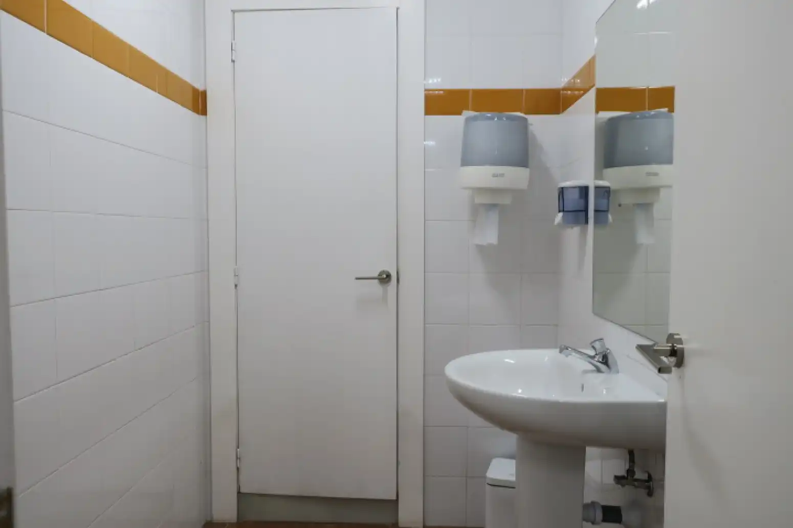 Bany de Oficina en venda en Oviedo  amb Calefacció i Moblat