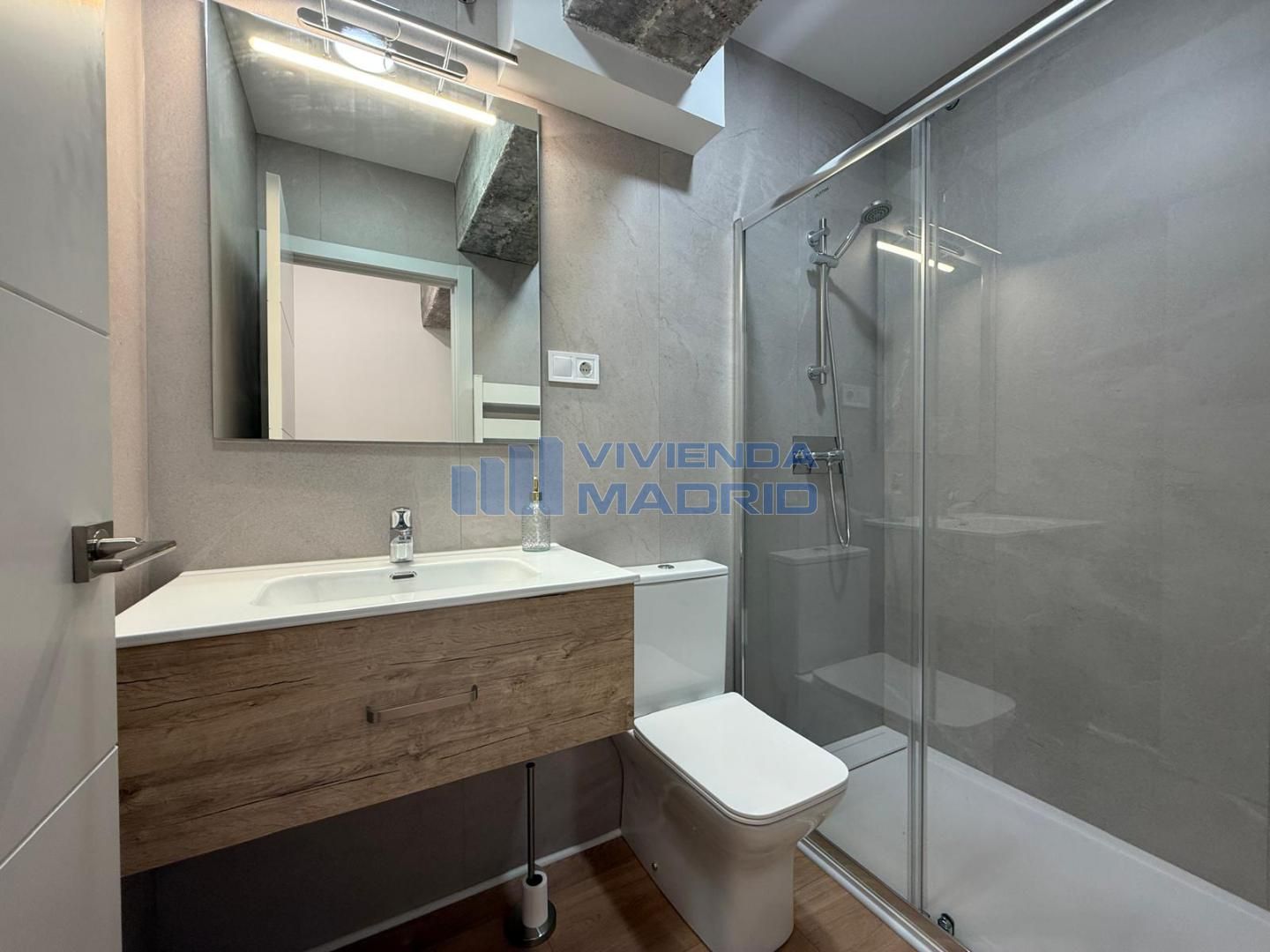 Bany de Pis en venda en  Madrid Capital amb Aire condicionat, Calefacció i Moblat