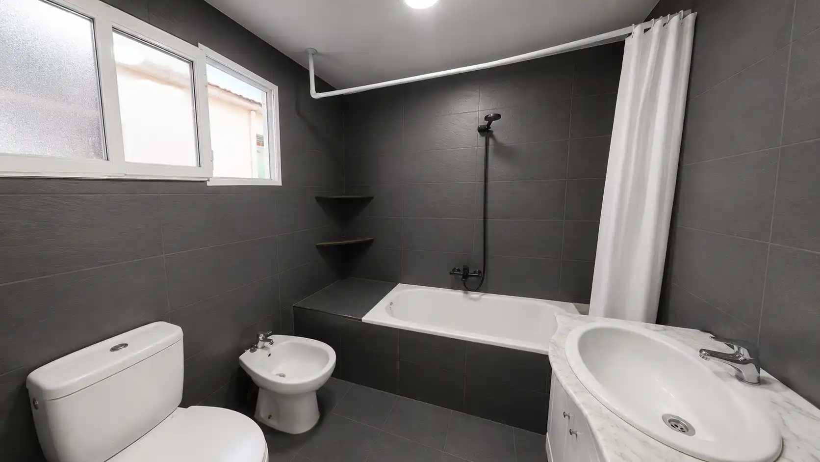 Badezimmer von Wohnung zum Verkauf in Alicante / Alacant mit Klimaanlage, Heizung und Parkett