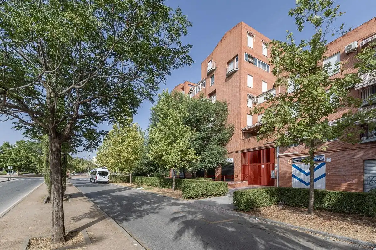 Vista exterior de Pis en venda en Granada amb Balcó