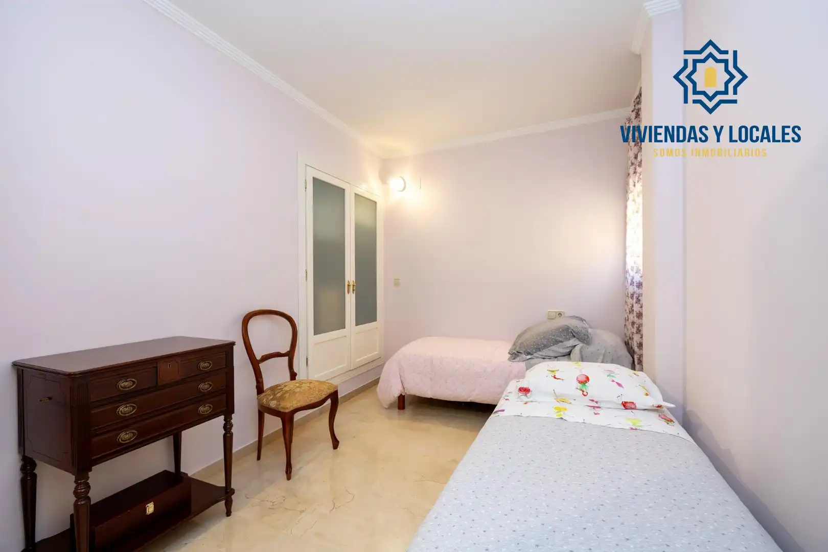Habitación de Casa adosada en venta en Granada con Aire acondicionado, Calefacción y Jardín privado
