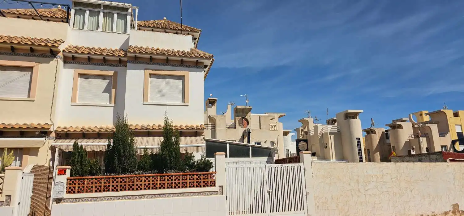 Außenansicht von Einfamilien-Reihenhaus zum Verkauf in Torrevieja mit Terrasse, Möbliert und Alarm