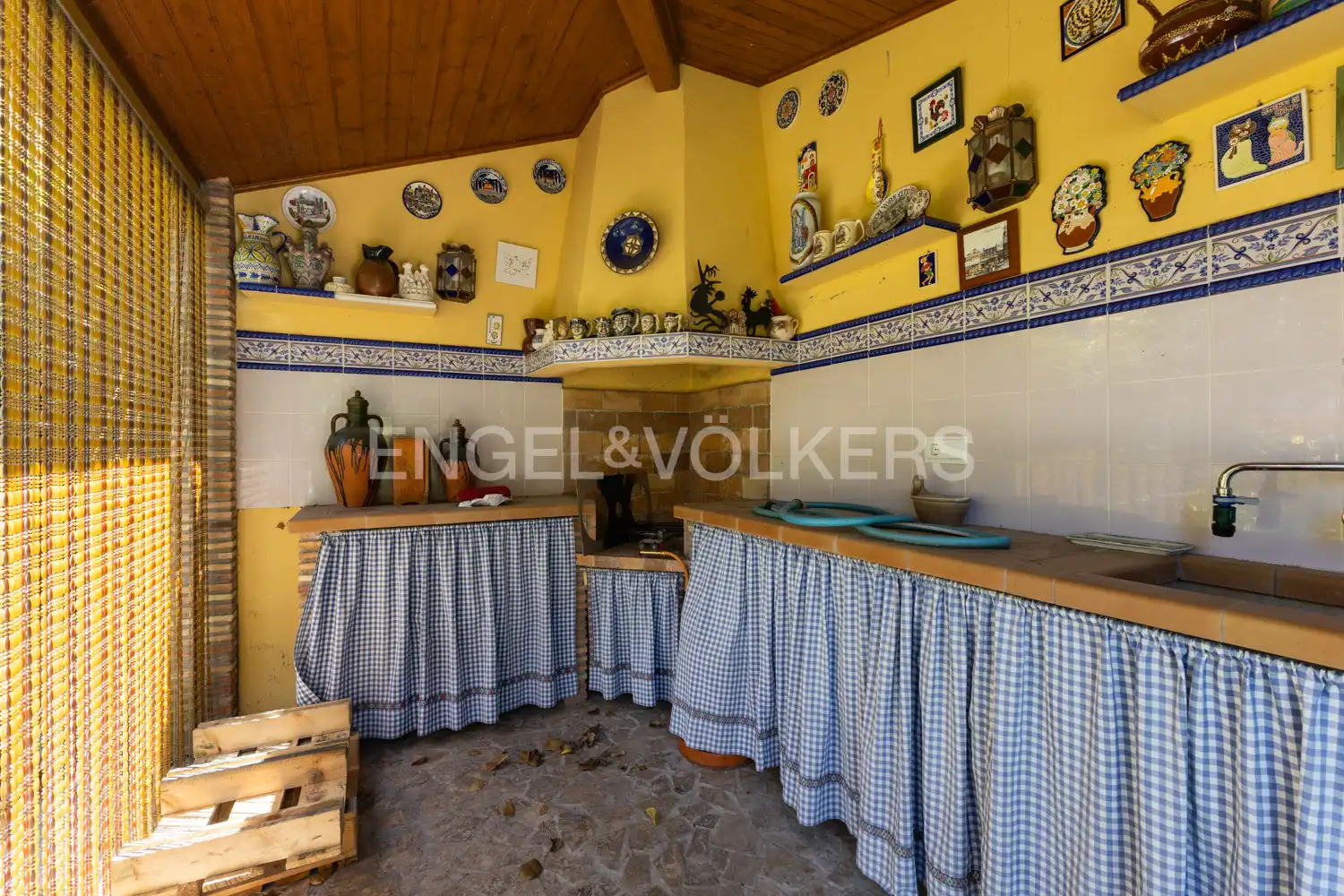 Cuina de Finca rústica en venda en Viver amb Aire condicionat, Calefacció i Jardí privat