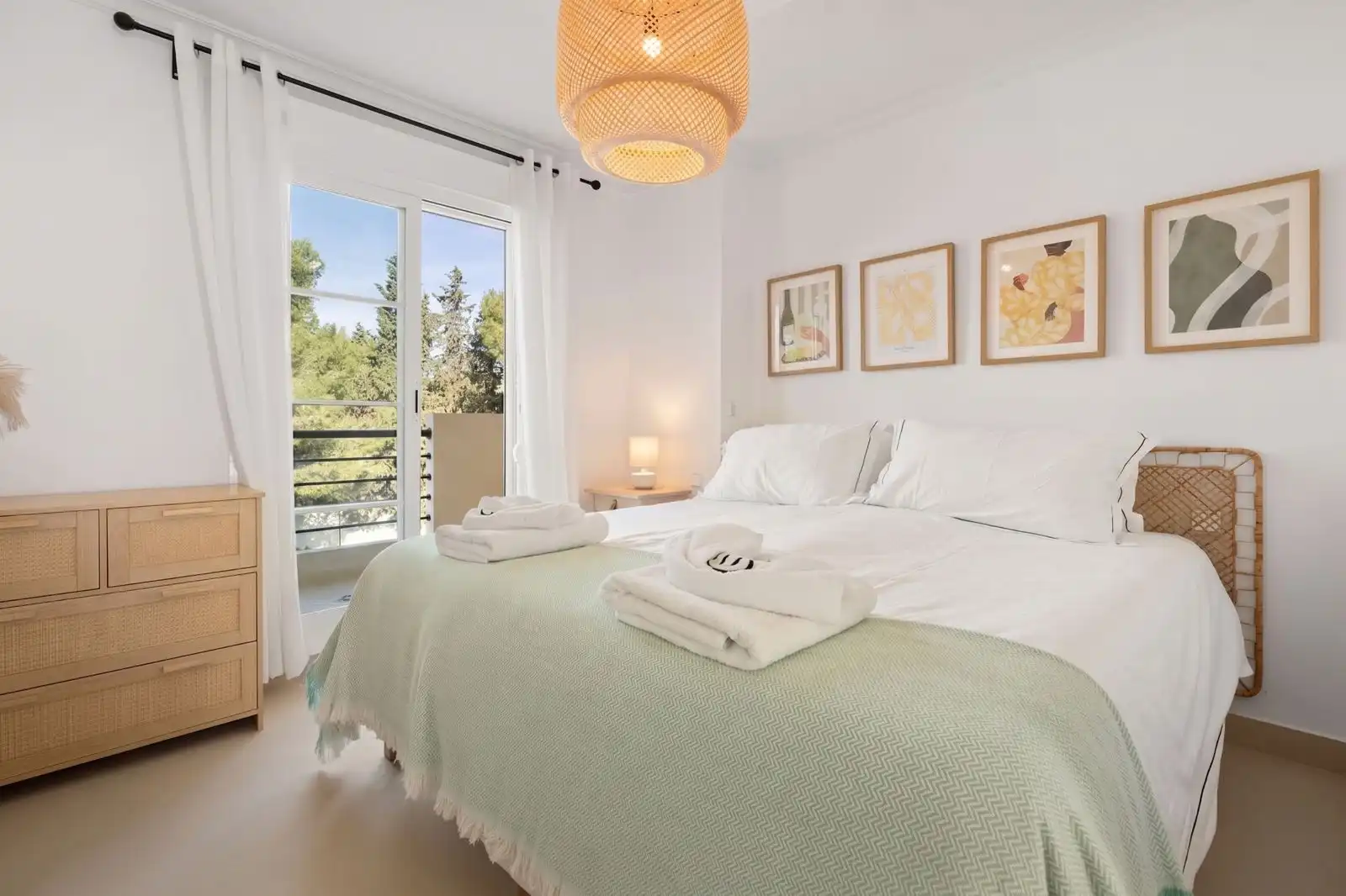 Schlafzimmer von Dachboden zum Verkauf in Marbella mit Klimaanlage, Terrasse und Abstellraum