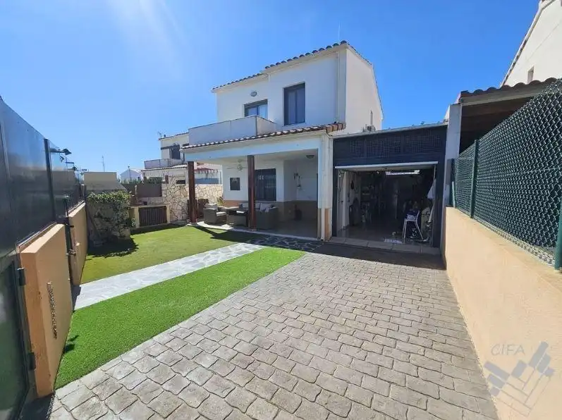 Vista exterior de Casa adosada en venta en Peñíscola / Peníscola con Calefacción, Jardín privado y Trastero