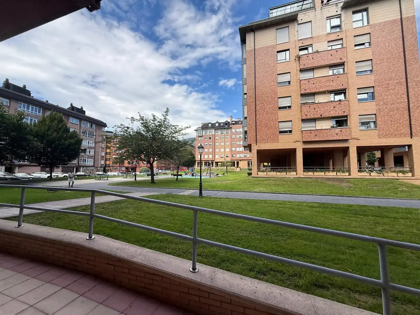 Vista exterior de Pis en venda en Oviedo  amb Calefacció, Jardí privat i Traster