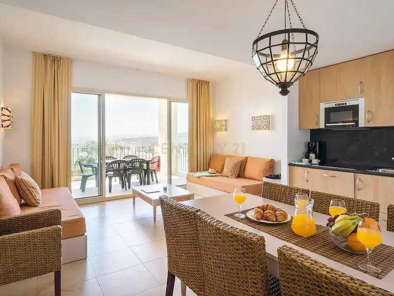 Wohnzimmer von Wohnungen zum Verkauf in Manilva mit Klimaanlage, Privatgarten und Schwimmbad