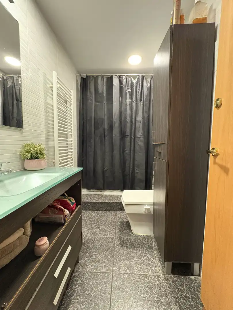 Badezimmer von Erdgeschoss zum Verkauf in Santa Perpètua de Mogoda mit Klimaanlage, Heizung und Terrasse