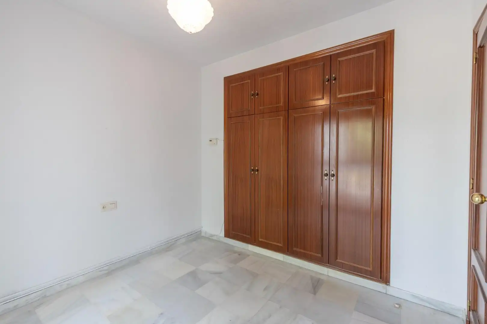 Habitación de Casa adosada en venta en Granada con Calefacción, Terraza y Trastero