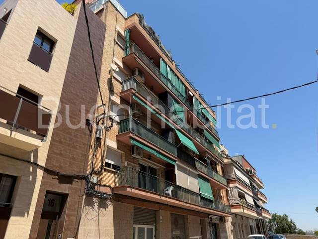 Piso en Venta en Calle Tres D'Abril Del, 14 en Vinyets - Molí Vell
